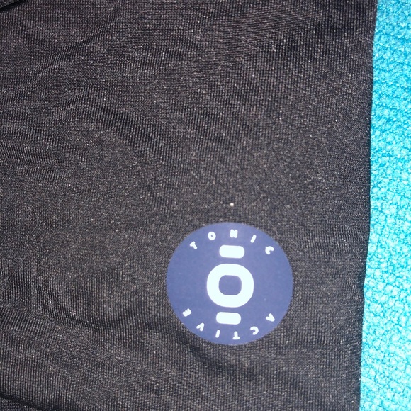 NWT sports bra with mesh detail - Picture 3 of 5